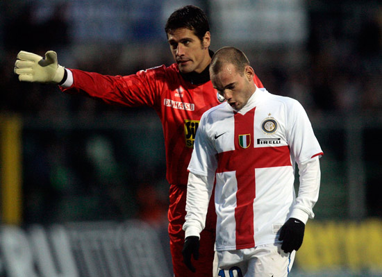 热刺全队已经抵达韩国，孙兴慜、梁民革举韩国国旗合照