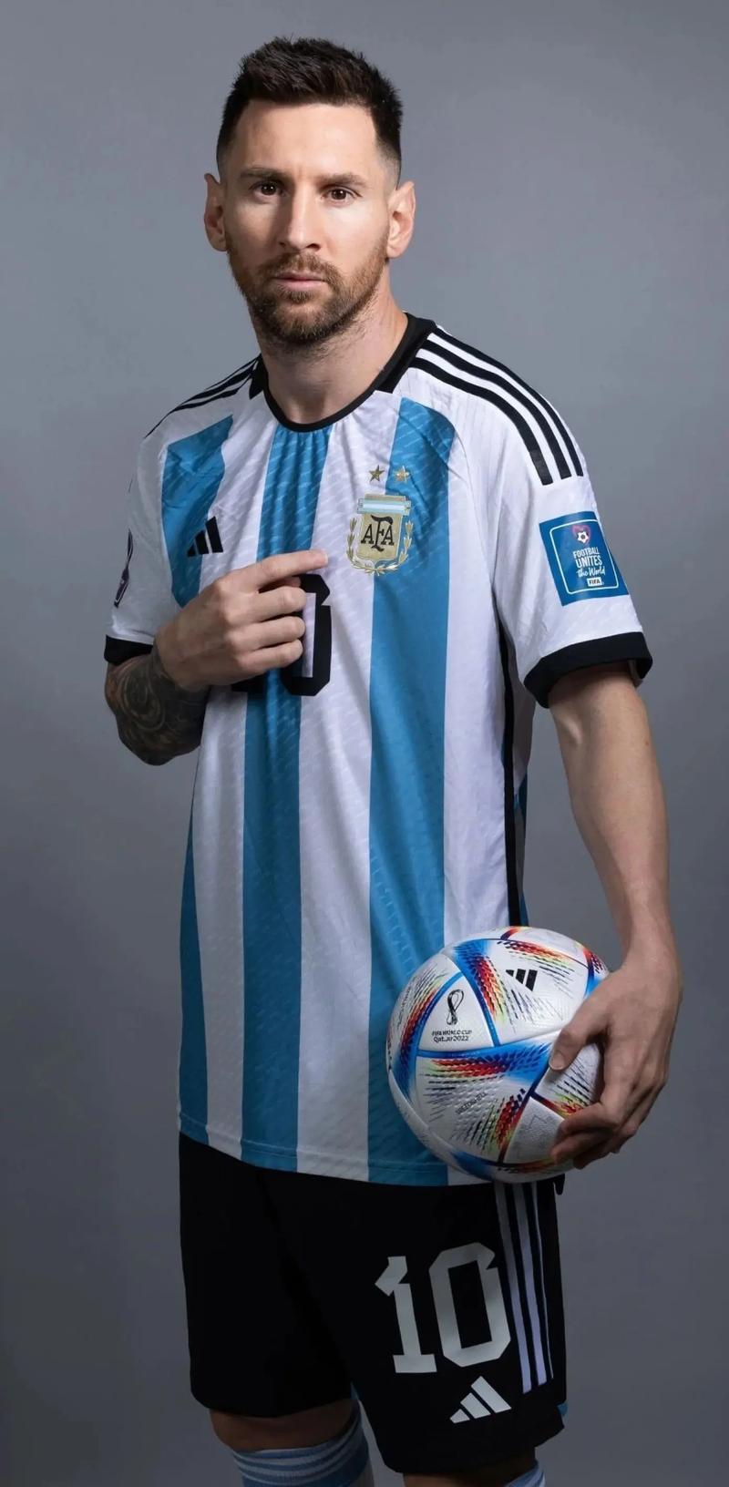 水晶宫与斯特拉斯堡赛前，维埃拉现身法国酒吧和球迷一起观战