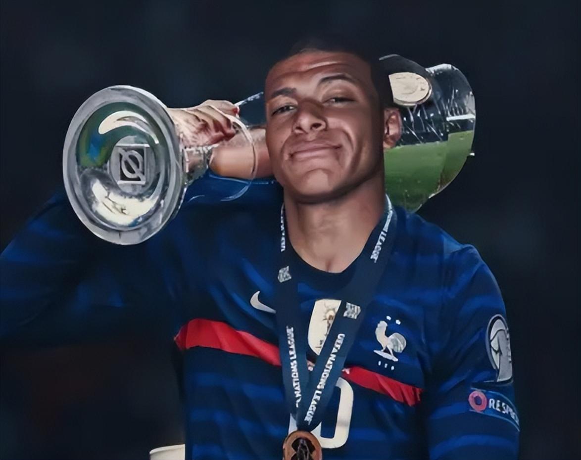 图片报：诺伊尔参加了拜仁周五训练，对阵弗赖堡可以首发上场