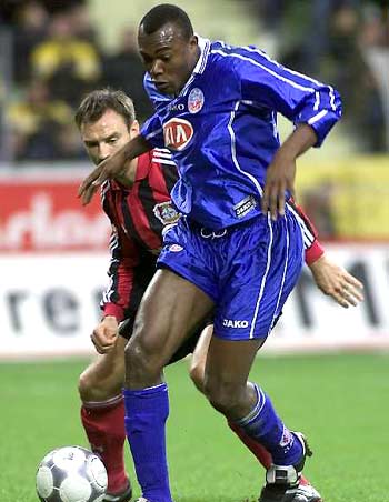 WTT香港总决赛选手城市照，王楚钦率先到达拍照地点