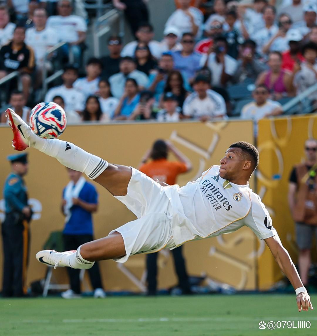 躺着进球，热那亚前锋科隆博在倒地情况下一脚完成破门